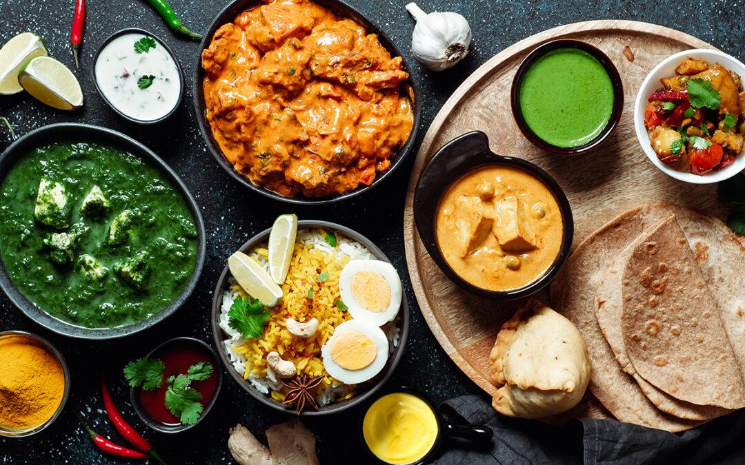Čerstvě upečený indický česnekový chléb naan z pece tandoor